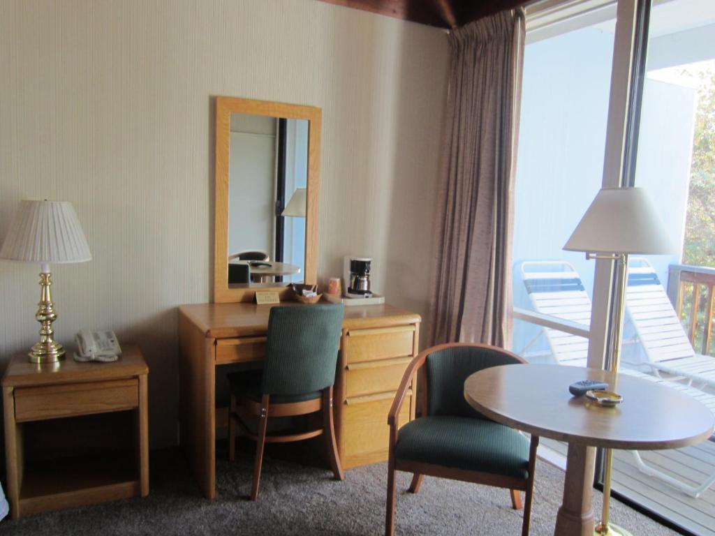 The Blue Sky Lodge Carmel Valley Room photo